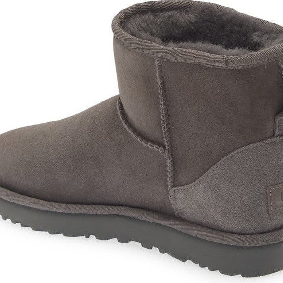 NWOT UGG Classic Mini II Genuine Shearling Lined Boot (Women) - Picture 2 of 8
